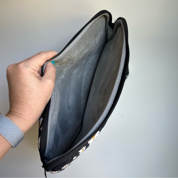 Floral Laptop Sleeve with Daisy Pattern - Picture 4 of 5